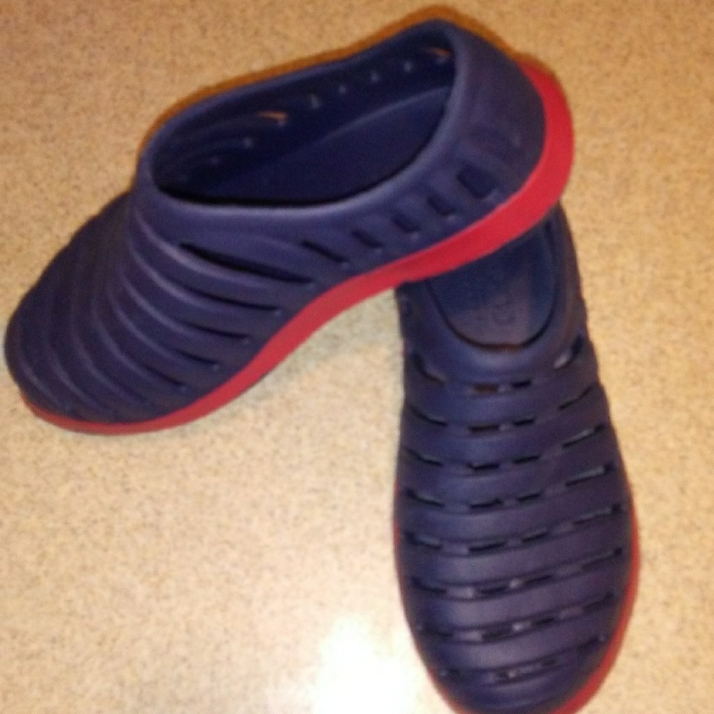 NWOT Navy Blue Red Highlander boy vinyl sandal - Picture 1 of 4